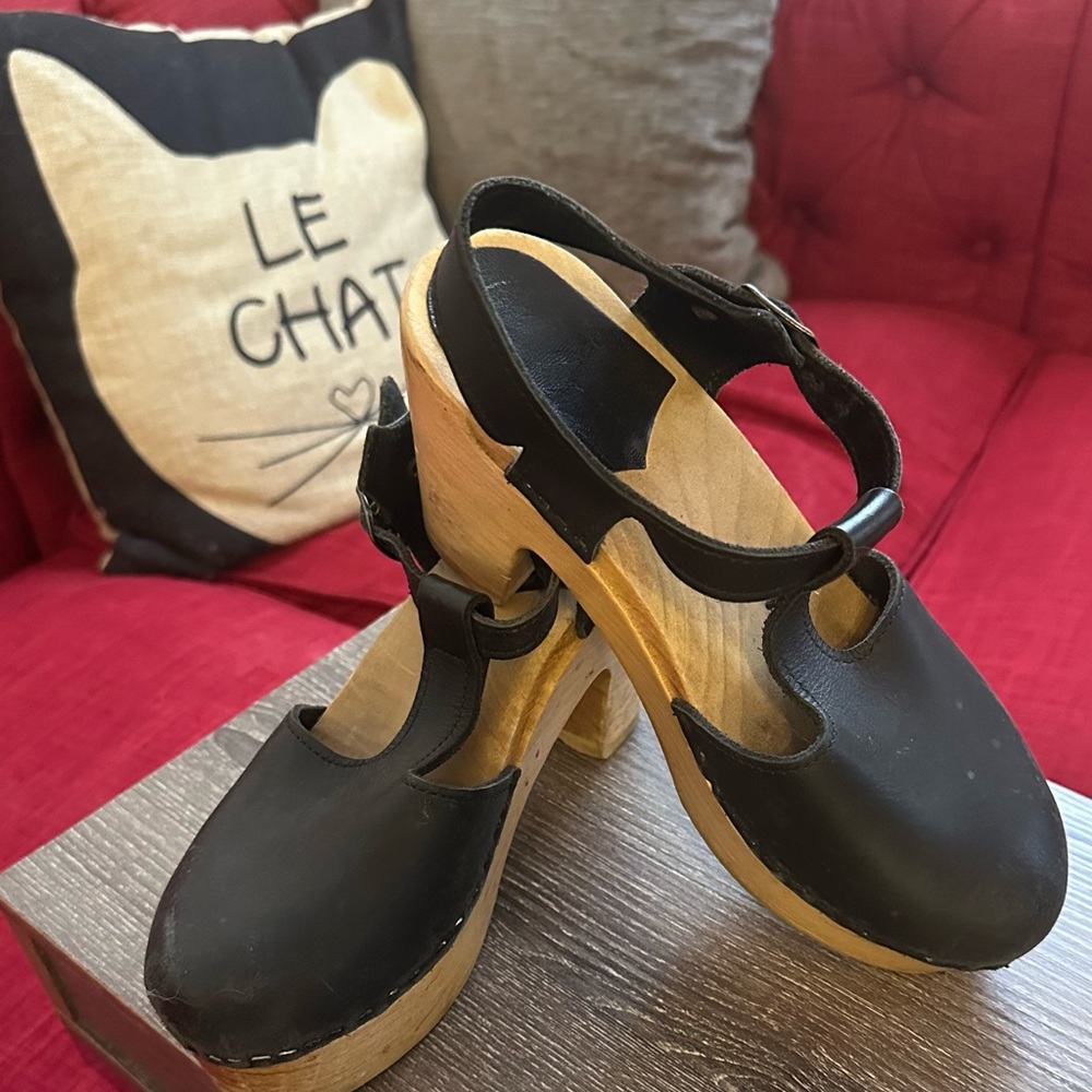 No. 6 Black Leather T-strap Women's High Heeled Clogs